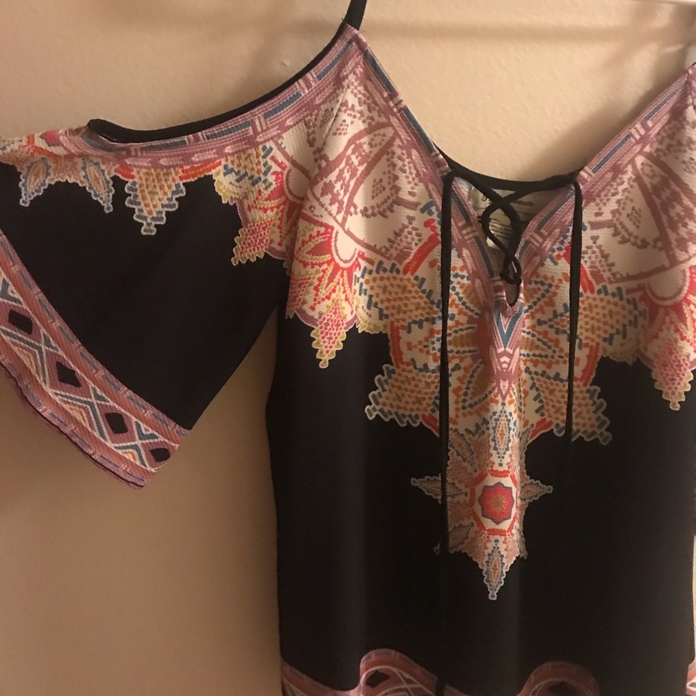 flowy top w / shoulder cut-out